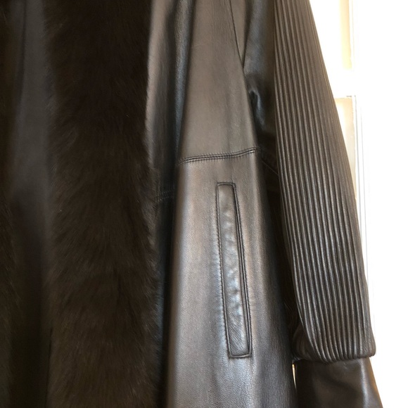 Full length leather coat with fur trim - Picture 3 of 9